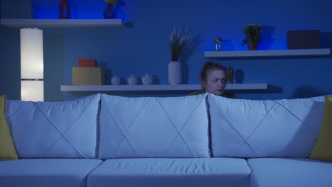 la mujer que se esconde del miedo.