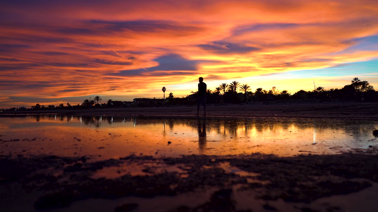 人は自分の運命に向かって断固として歩き、目標、目標、野心に向かってまっすぐに歩きます、未来のビジョン、日没時の美しい夢の連続