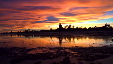 El-Hombre-Camina-Con-Decisión-Hacia-Su-Destino,-Caminando-Recto-Hacia-La-Meta,-Metas-Y-Ambiciones-Visión-Del-Futuro,-Hermosa-Secuencia-De-Sueños-Al-Atardecer