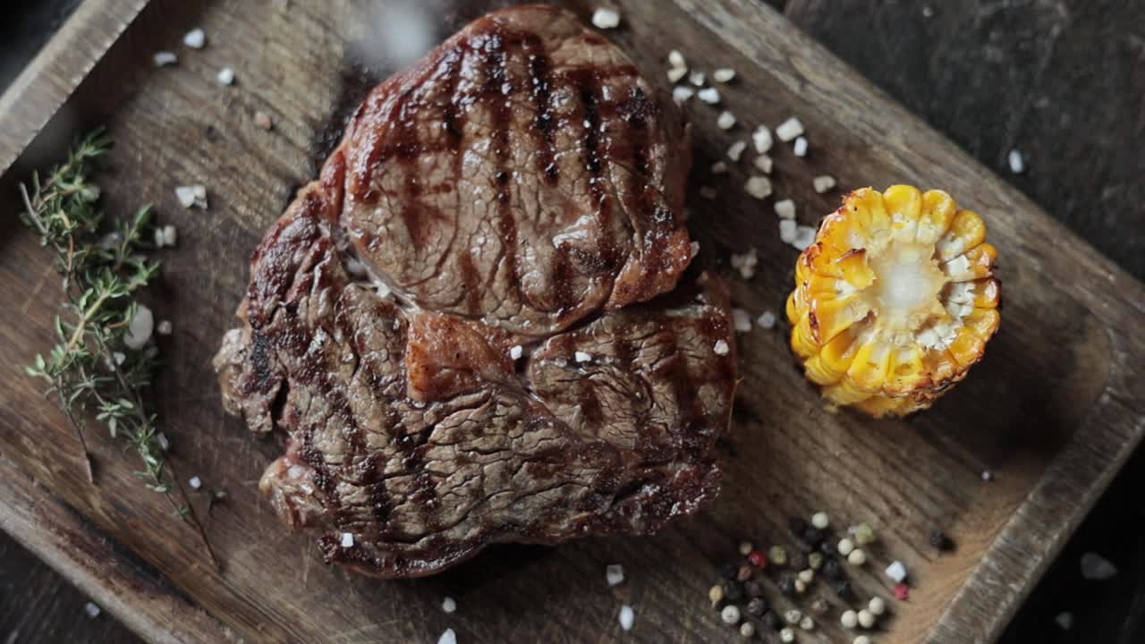 bistec a la parrilla con maíz