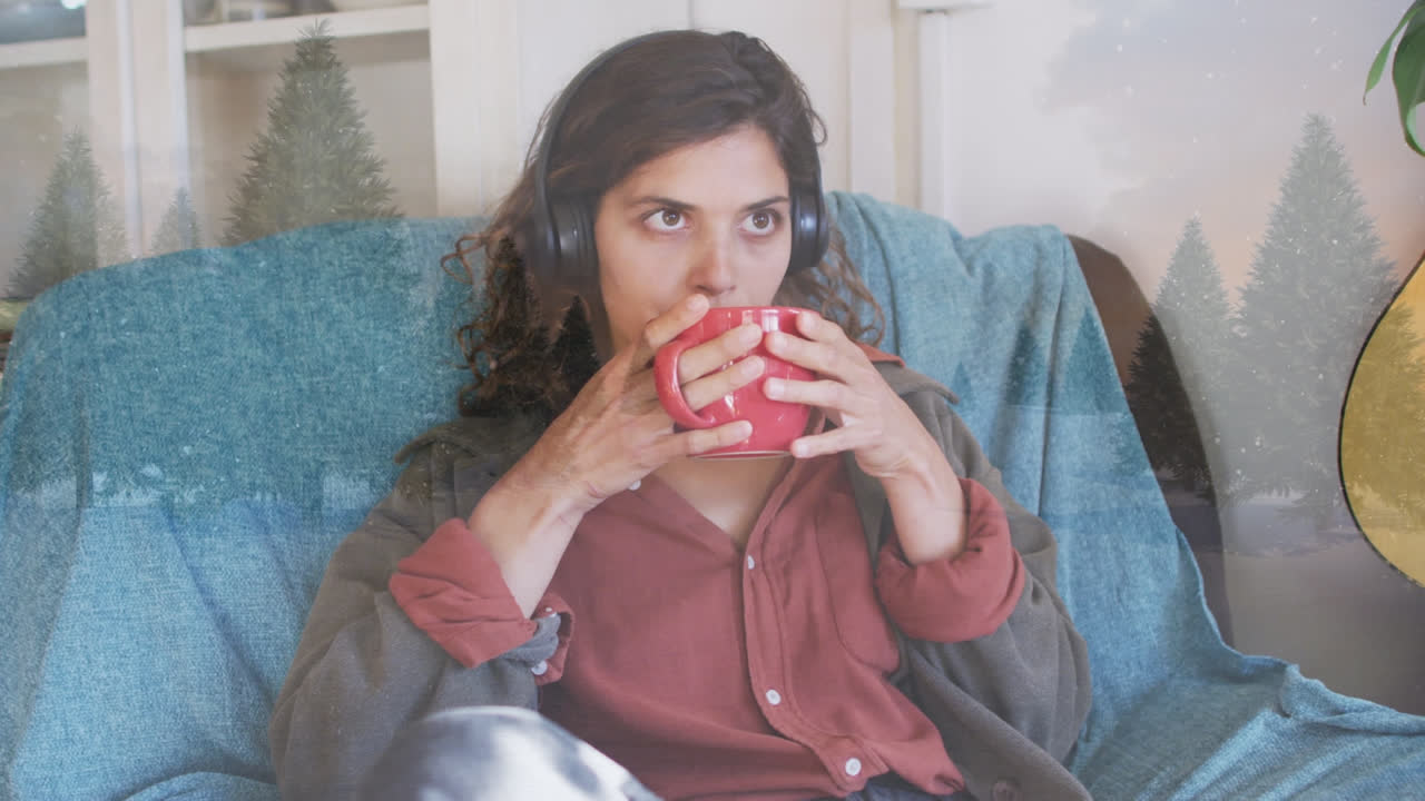 헤드폰을 착용하고 커피를 마시는 두 인종 여성 위의 겨울 풍경 애니메이션