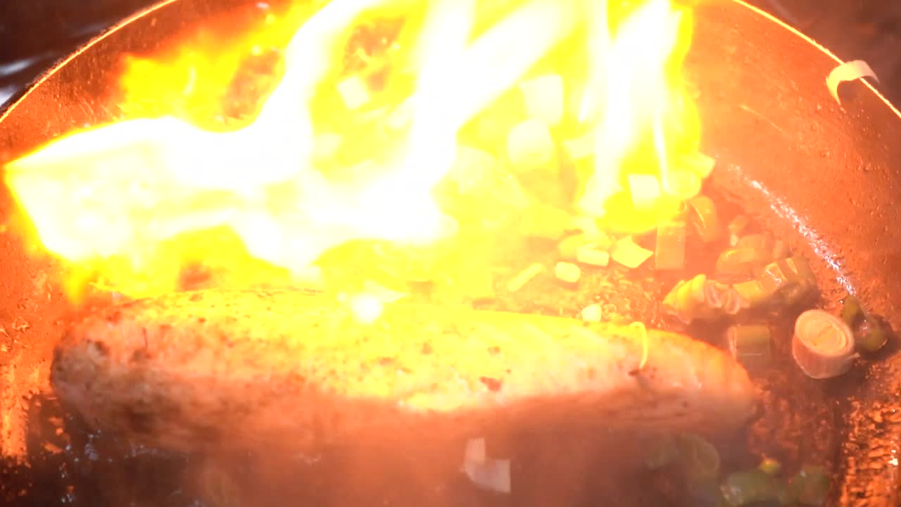 연어를 튀길 때 다진 파를 넣는다