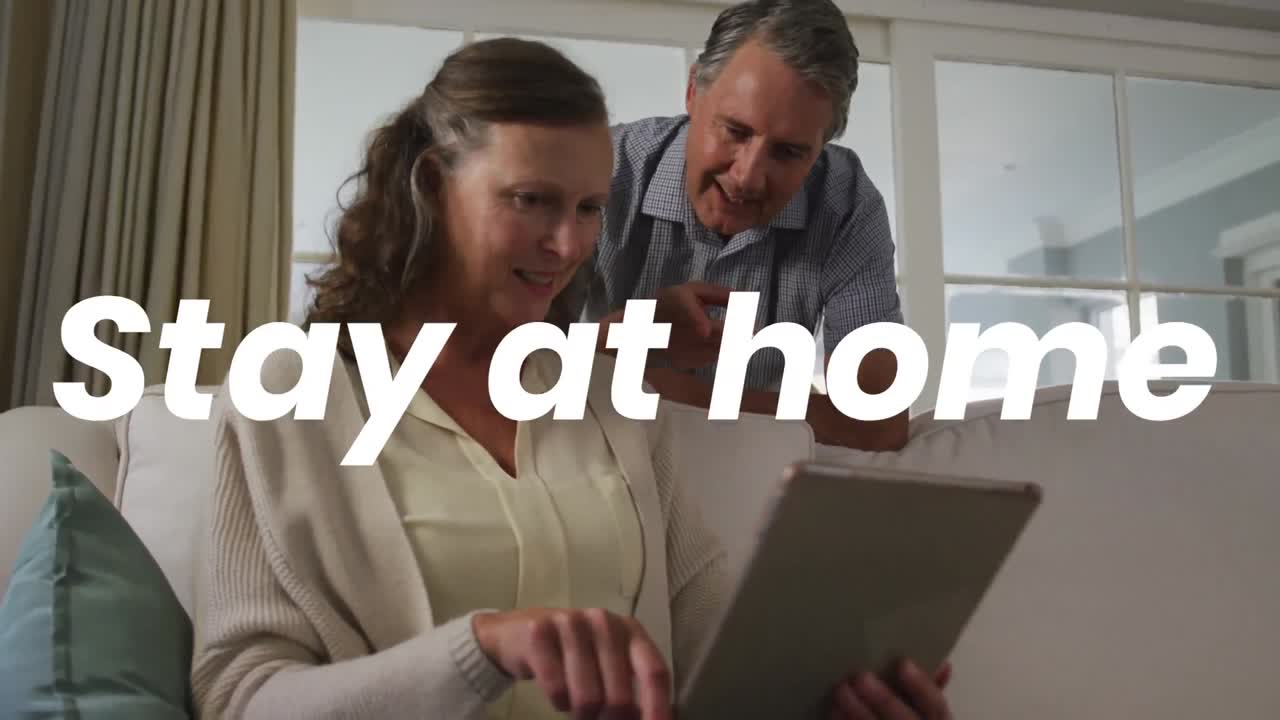 animación de quedarse en casa texto sobre pareja caucásica usando tableta
