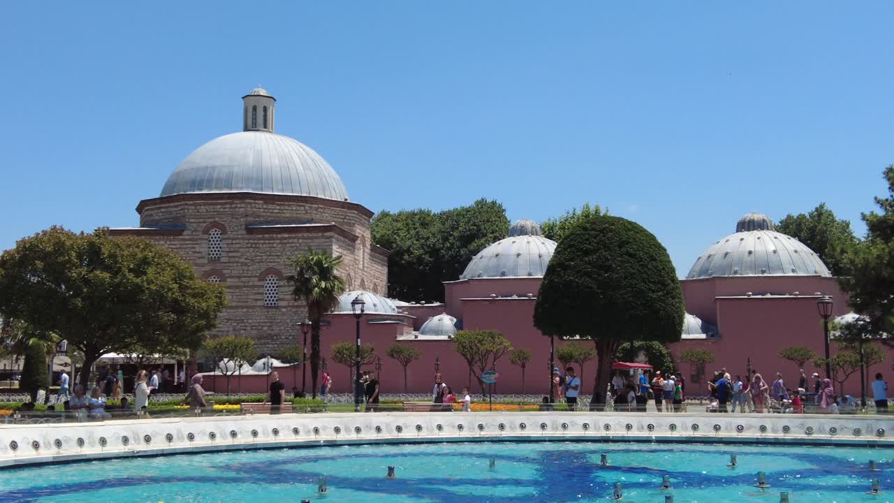 공원 에 있는 역사적 인 터키 건물 과 분수