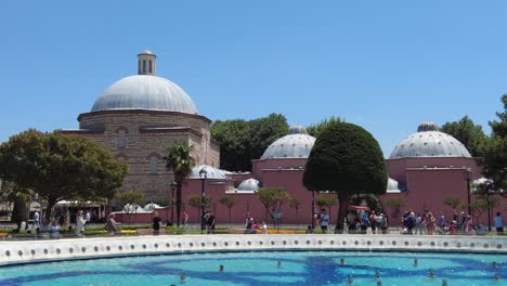 edificio turco histórico y fuente en un parque