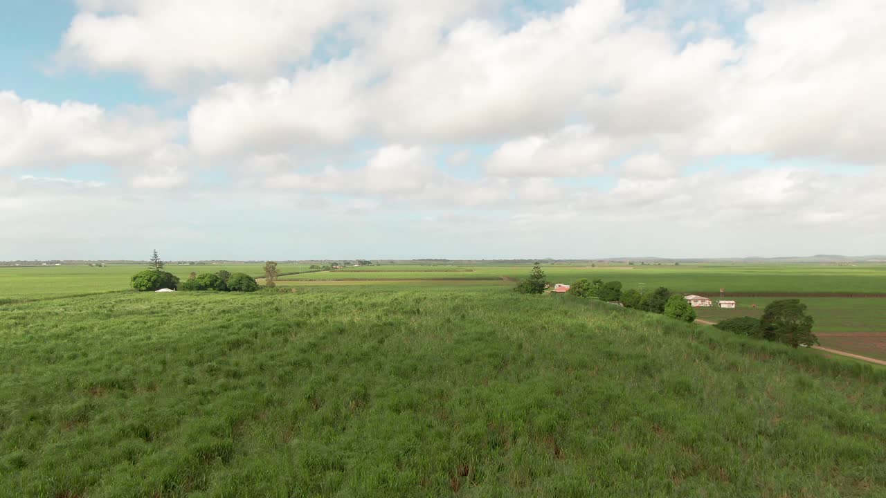 ascender por el aire sobre extensas tierras de cultivo en la reserva de mackay, australia