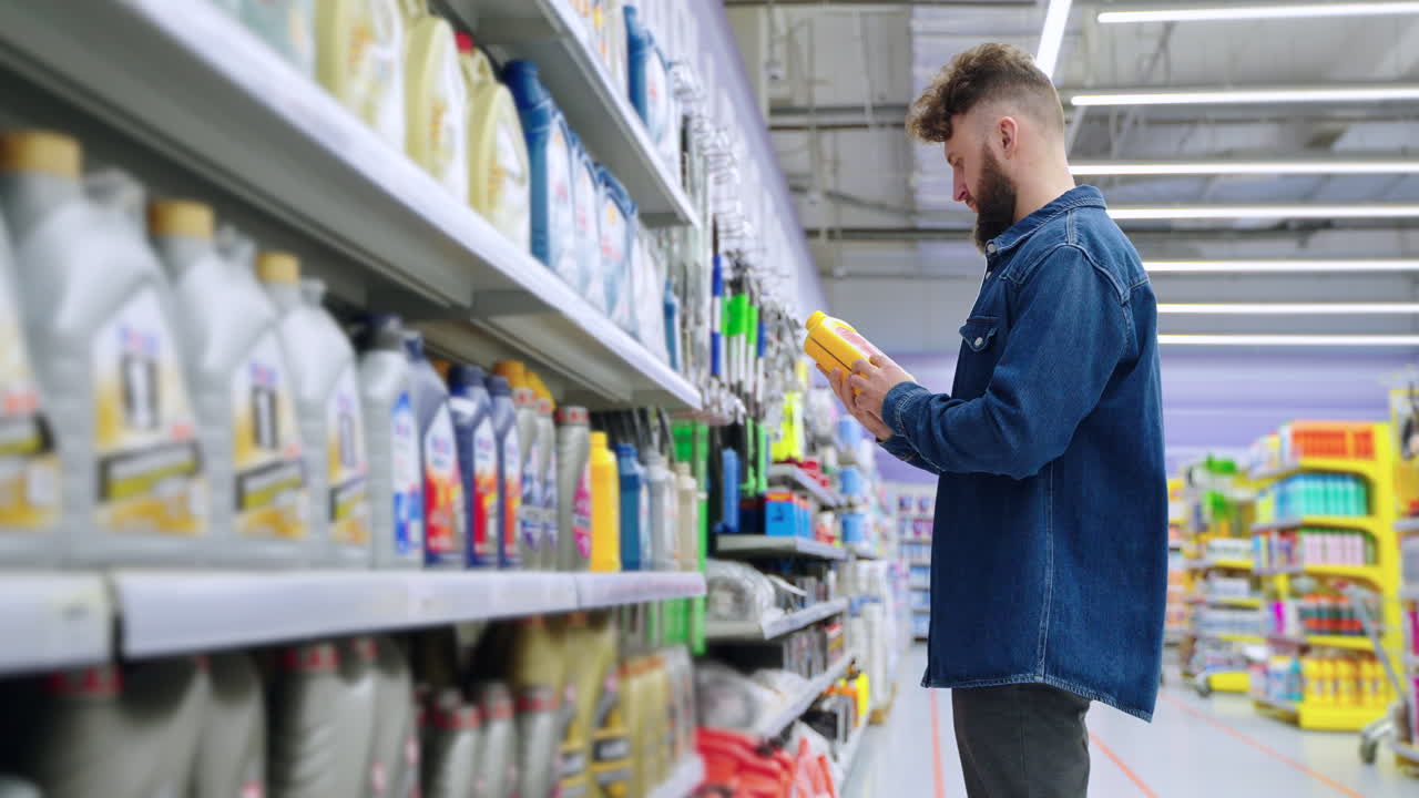 hombre comprando suministros de limpieza en un supermercado