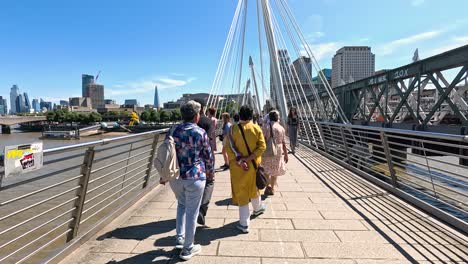 gente caminando en un día soleado en londres