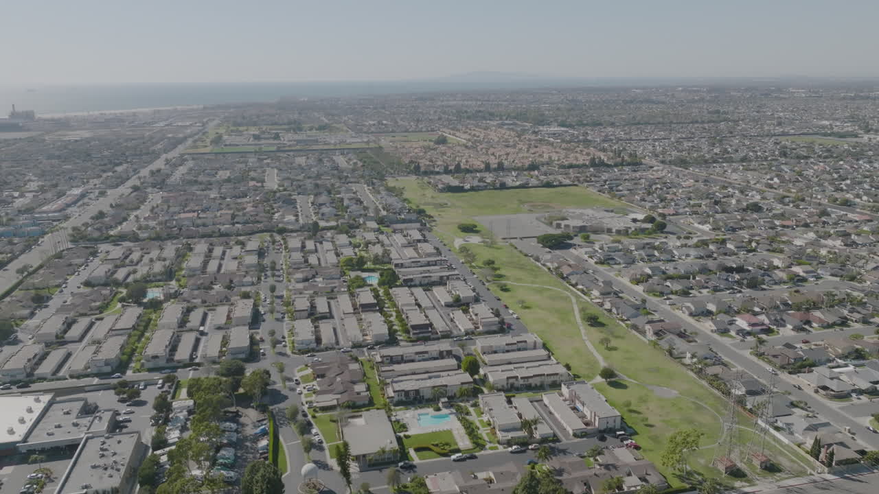 dolly aéreo a la izquierda que revela la expansión de los ángeles