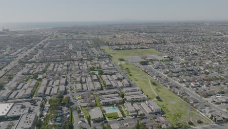 Aerial-Dolly-Auf-Der-Linken-Seite,-Der-Die-Ausdehnung-Von-Los-Angeles-Enthüllt