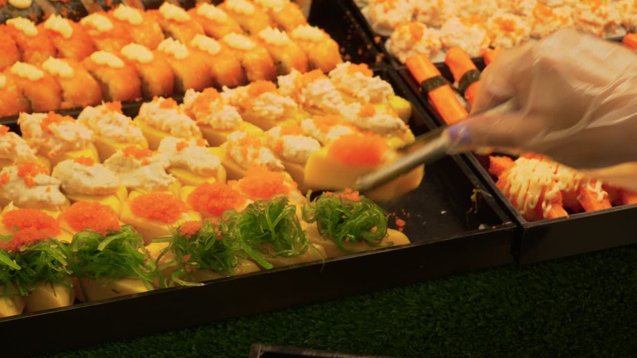 레스토랑, 핏사눌록, 태국에서 쟁반에 신선한 스시 롤을 놓는 요리사