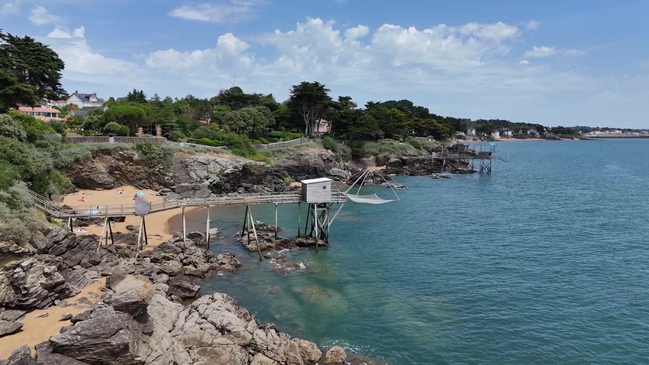 Cabanes de pêche traditionnelles à carrelets sur pilotis, Pornic, France, plan rapproché au drone