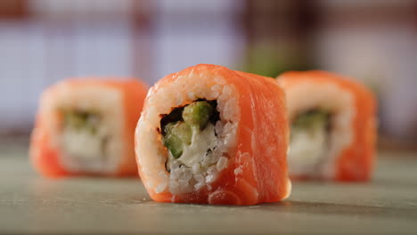 rollo de sushi de salmón con palillos