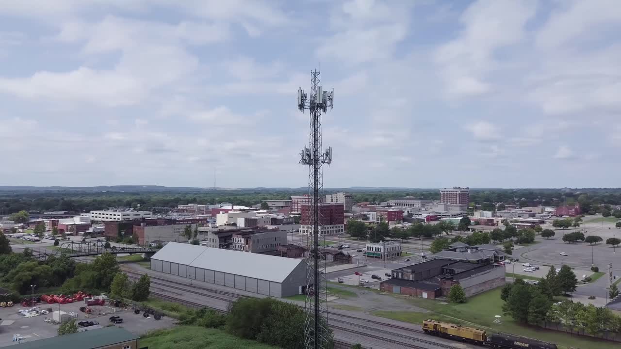 imágenes de drones aéreos en espiral de una torre de telefonía celular en muskogee, oklahoma