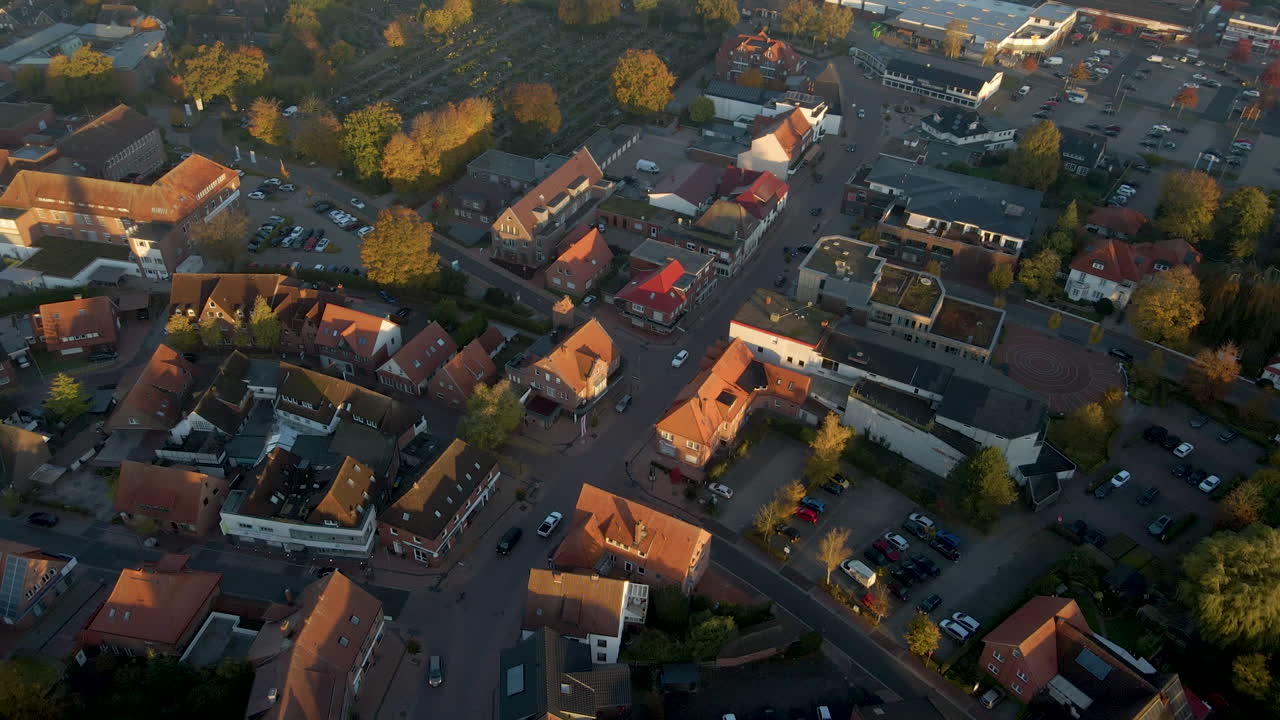 Uitzicht op de stad Friesoythe tijdens zonsopgang in Cloppenburg, Nedersaksen, Duitsland - lucht drone-opname