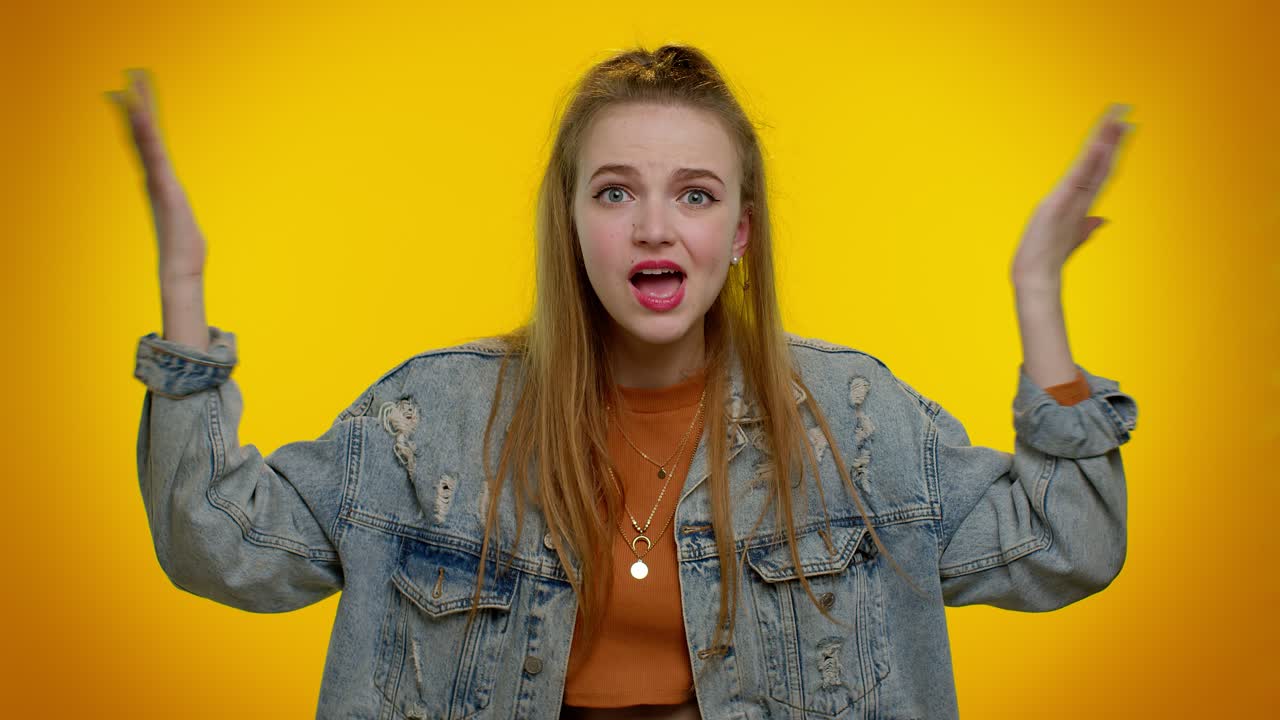 una chica frustrada grita por el estrés, los problemas de tensión, siente horror, desesperanza, miedo, sorpresa, choque.