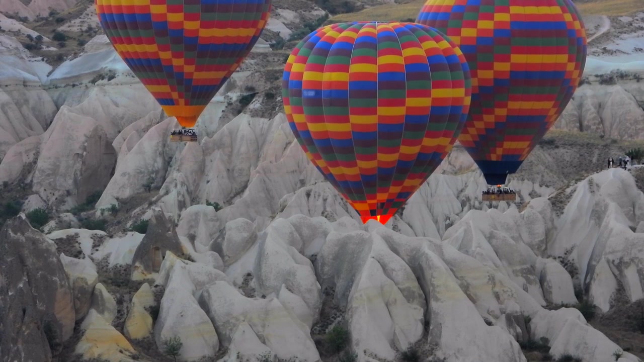 Le colorate mongolfiere che volano sopra il paesaggio della Cappadocia