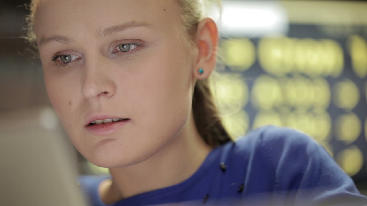 donna con touchpad nella sala d'attesa