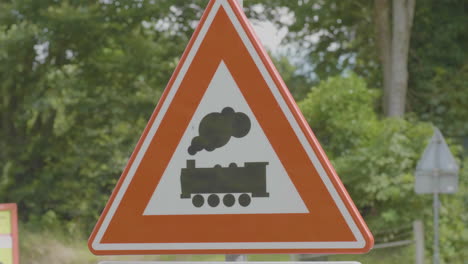 warnschild für unbewachten bahnübergang