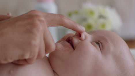 Primer-Plano-Madre-Feliz-Jugando-Con-El-Bebé-En-Casa-Madre-Amorosa-Cuidando-Al-Niño-Pequeño-Divirtiéndose-Vinculación-Entre-Padres-Y-Niños-Disfrutando-De-La-Maternidad-Cuidado-Infantil