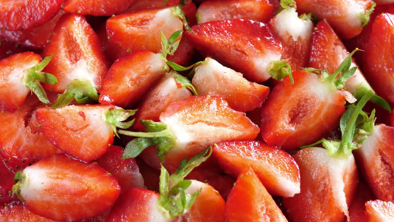 딸기 딸기를 4 분으로 잘라서 회전 회전