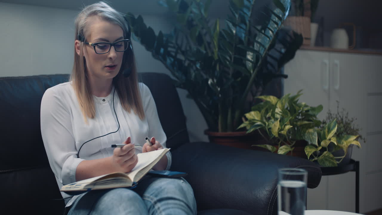 una mujer habla con un cliente usando auriculares.
