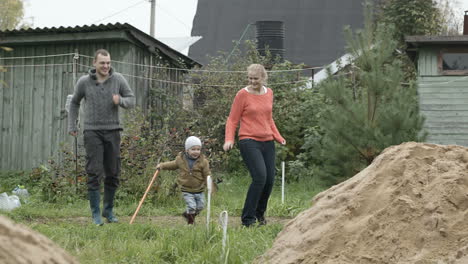 familia divirtiéndose al aire libre