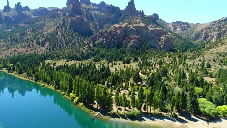 Luftbild-Eines-Sees-Im-Norden-Patagoniens-Mit-Tiefblauem-Und-Hellblauem-Himmel-3