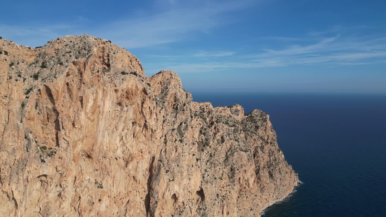 Ripida scogliera rocciosa di Calpe, Parco Naturale del Peñón de Ifach sulla Costa Blanca, Spagna - Aerea 4k