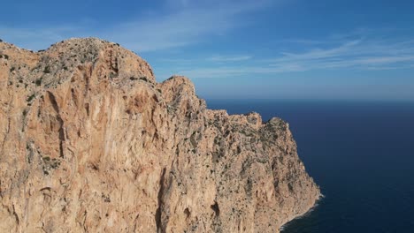 calpe escarpado acantilado rocoso penon de ifach parque natural en costa blanca, españa - 4k aéreo