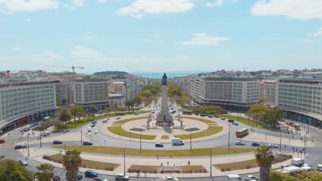 Flying-Towards-Unique-Marques-De-Pombal-Statue-In-Lisbon,-Portugal