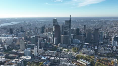 zoom de plataforma aérea en la mañana desde el norte del centro de filadelfia moviéndose hacia el horizonte