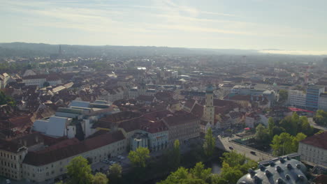 vista aérea por encima de los tejados de la arquitectura histórica de la ciudad renacentista de graz a lo largo del horizonte