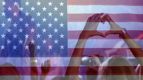 Menschenmenge-Genießt-Die-Zeit-Beim-Konzert-Mit-Amerikanischer-Flagge