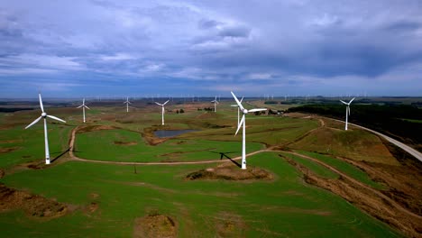 Granja-De-Turbinas-Eólicas-Que-Genera-Energía-Renovable-En-La-Cima-De-Una-Colina---Vista-Aérea