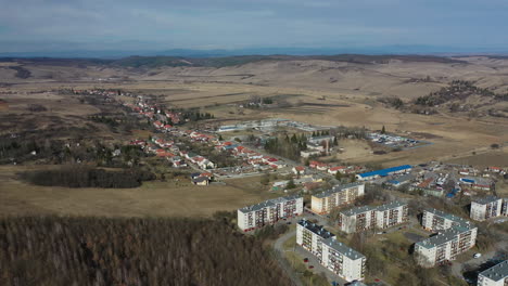 Pueblo-Suburbano-De-Ozd-Rodeado-De-Impresionantes-Colinas-Y-Montañas