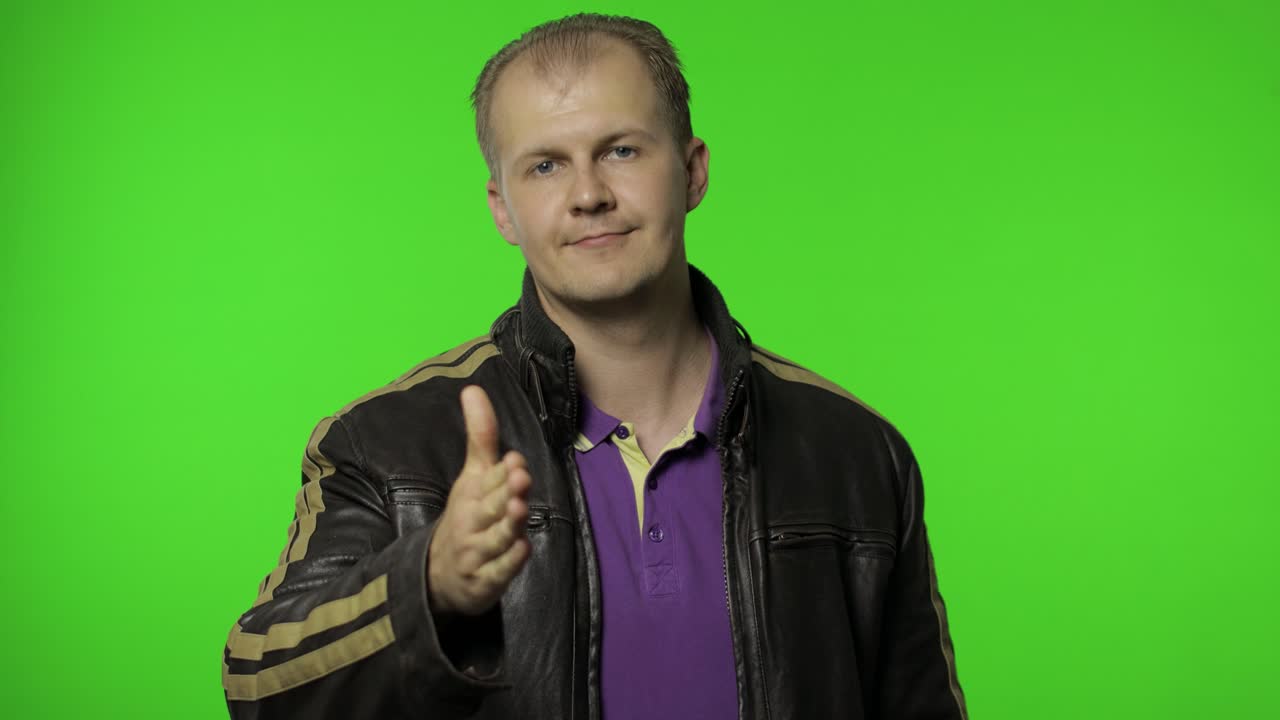 hombre rocker ofreciendo apretón de mano, saludando con una sonrisa amable, acogiendo mostrando solidaridad, concepto de confianza