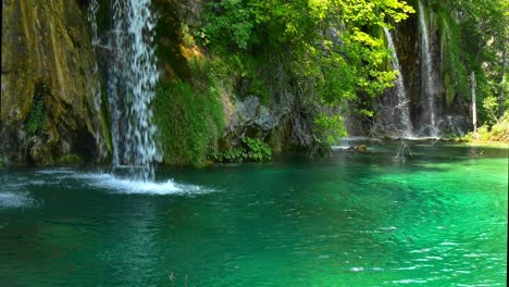 cascadas en el parque nacional de los lagos de plitvice - croacia