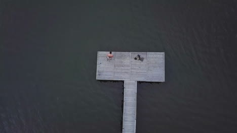 gente en un muelle de madera