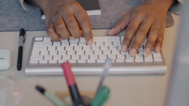 Person som skriver på et tastatur