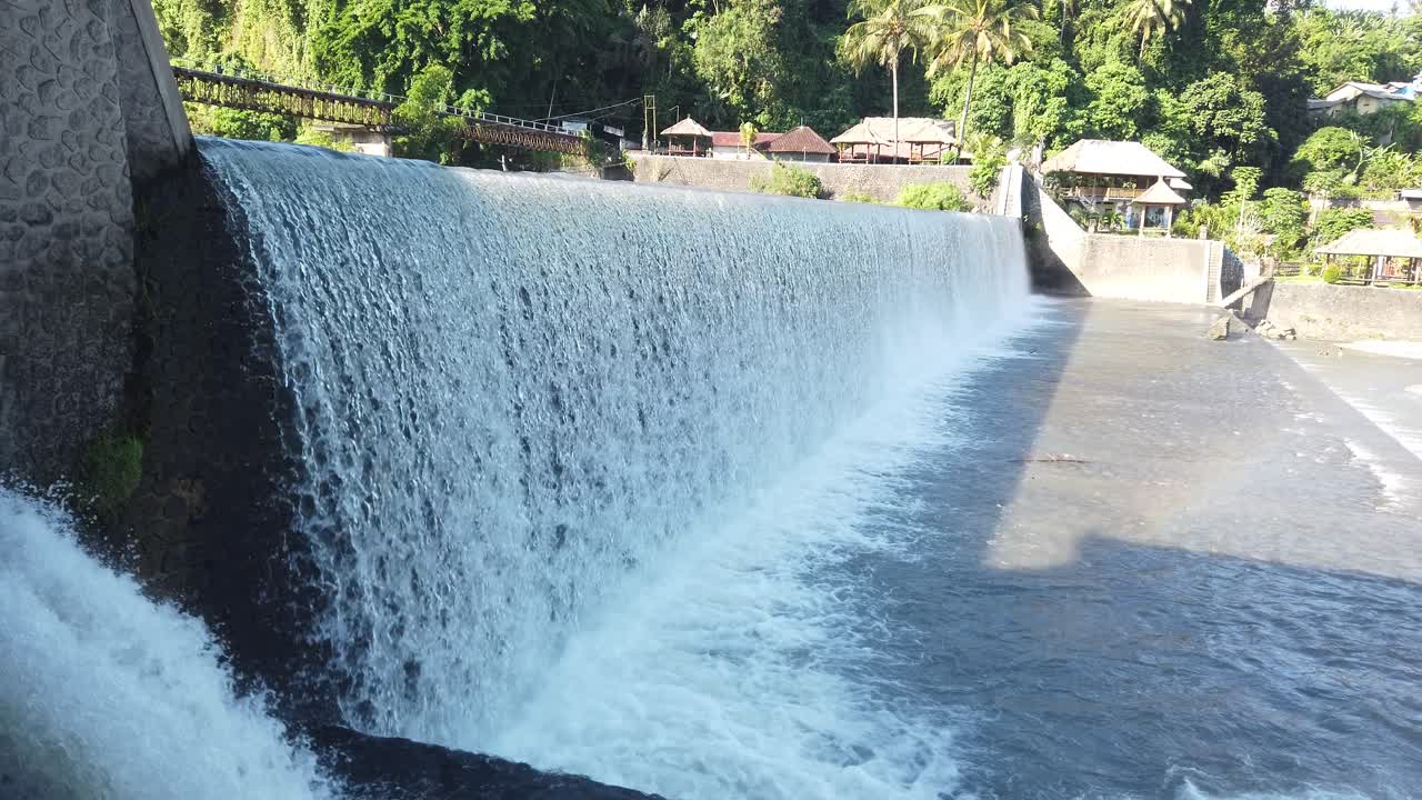cascada fuerte caída de agua blanca panorámica en bali indonesia, aire terjun tukad unda en la regencia de klungkung, paisaje tropical, soleado con vista a la selva