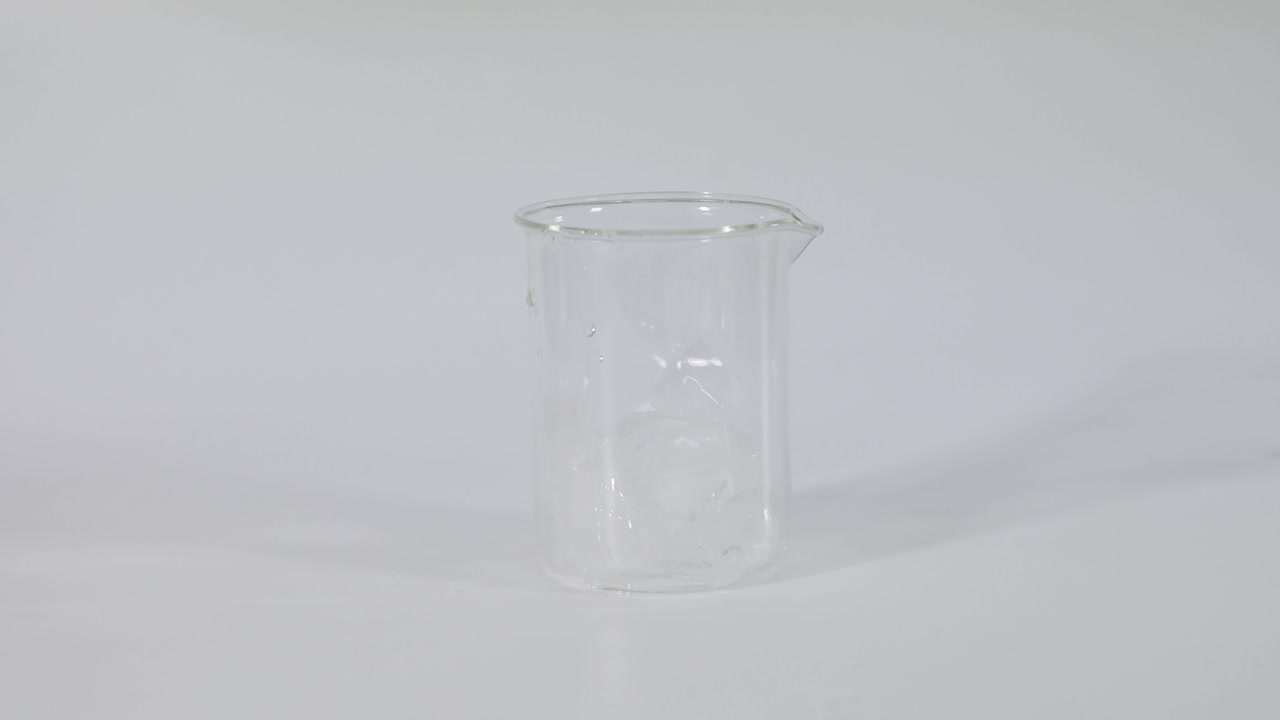 un frasco de vidrio vacío con hielo