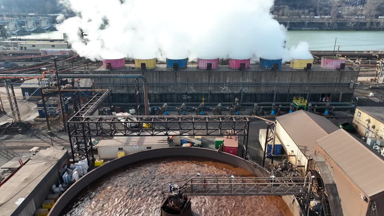 pennsylvania braddock에 있는 미국 철강 공장의 수처리에서 공중 틸트 업 공개