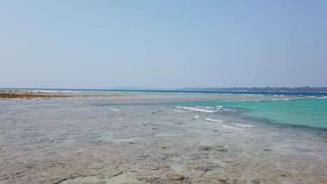 Una-Toma-De-Un-Dron-De-Un-Arrecife-Natural-Con-Corales-Dañados-Debido-A-Los-Cambios-De-Temperatura