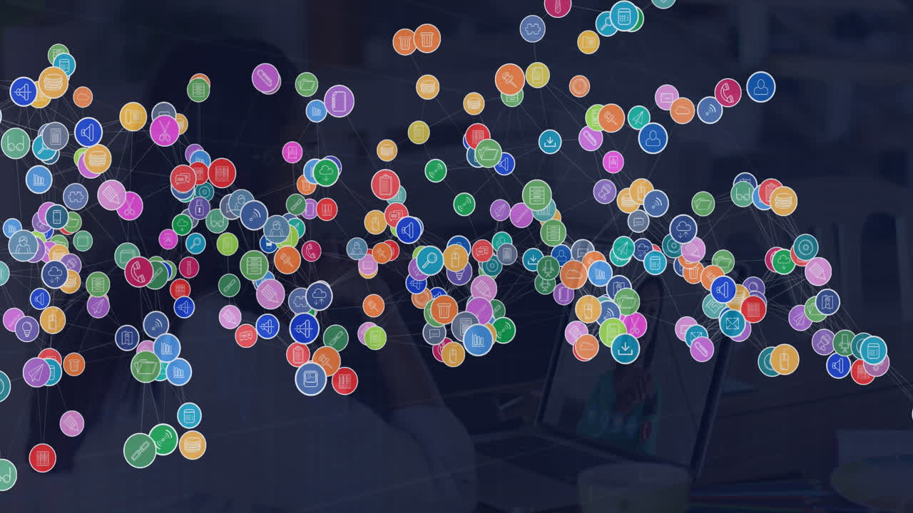 사무실에서 사업가 여성에 대한 아이콘과의 연결 네트워크의 애니메이션