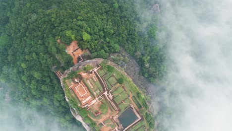 Video-Aéreo-Sobre-La-Roca-Del-León-En-Sigiriya,-Montaña-Histórica-Con-Edificios-Sobre-Las-Nubes