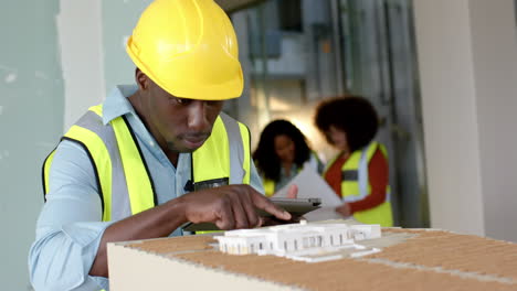 Gelegenheitsarbeiter-Mit-Unterschiedlichen-Architekten-Bei-Der-Arbeit-Im-Büro,-Zeitlupe-Mit-Kopierraum