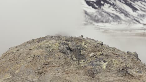 cerca de la ventilación de vapor activa empuja vapor blanco en el área geotérmica de myvatn