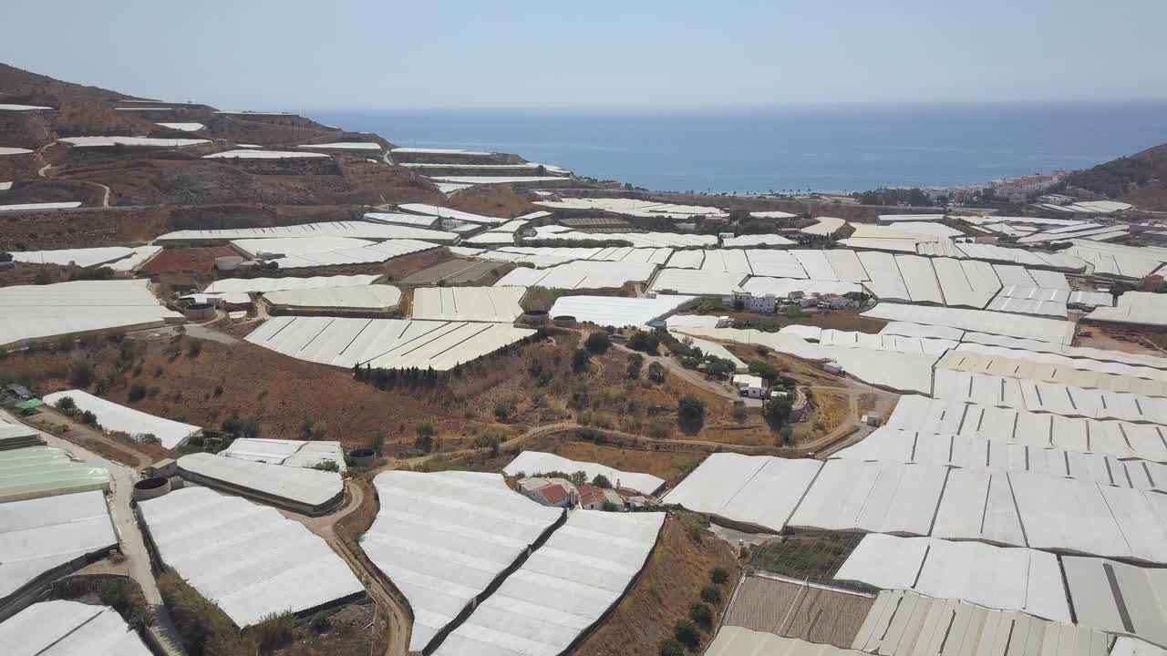 vista aérea en una tierra de cultivo llena de invernaderos en la costa del sur de españa