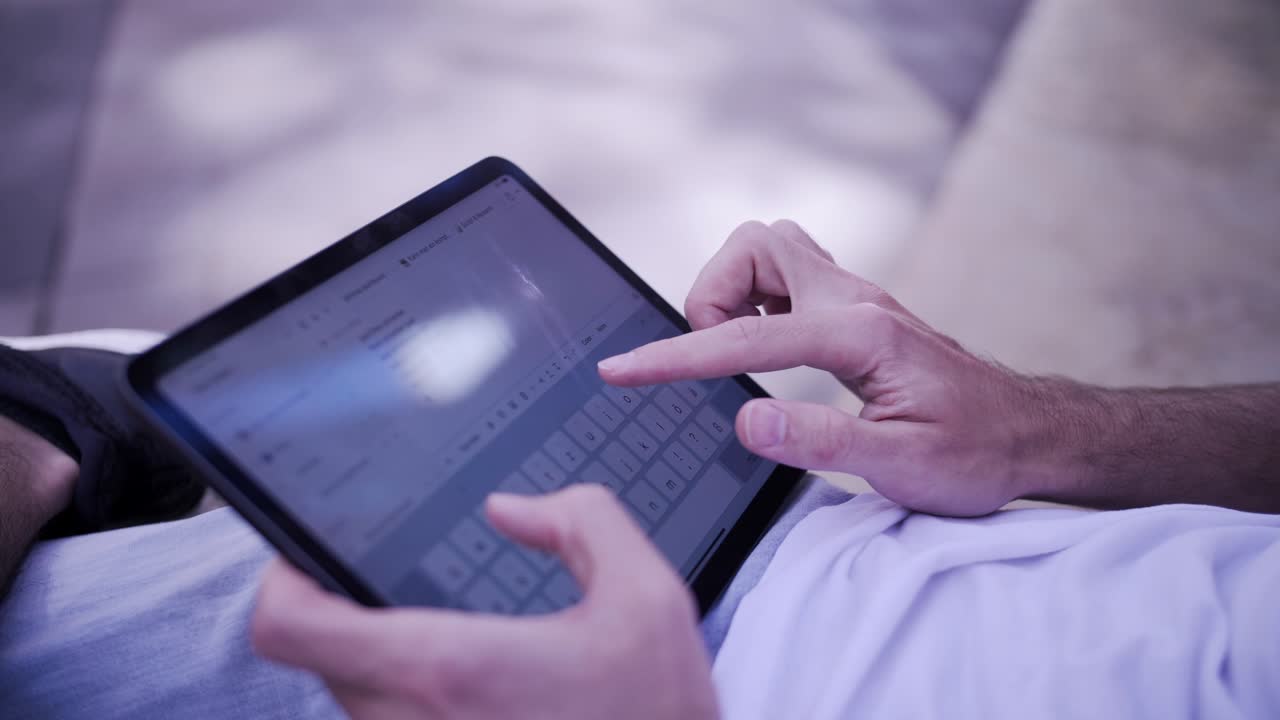 toma cercana en 4k de una persona que usa ipad - escribiendo en ipad - cámara lenta de 4k